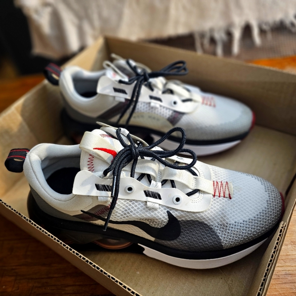 Size 9.5 Nike Air Max 720 (in like new condition)